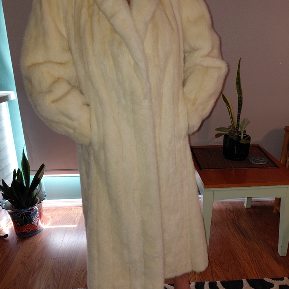 Mink Jackets & Blazers - Cream,white Mink Coat. Floral Embroidered Lining . Vintage Gorgeous